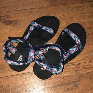 💜looks like tevas or chacos💜